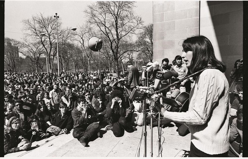  Джоан Баэз на антивоенном митинге в Центральном парке, 1969