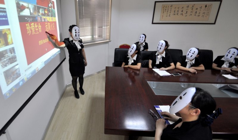Эти маски позволяют китайским сотрудникам расслабиться, избавив их от необходимости "дежурно" улыбаться клиентам