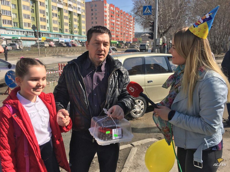 Жители Новосибирска отметили день рождения дорожной ямы