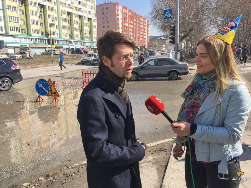 Жители Новосибирска отметили день рождения дорожной ямы