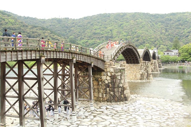 Город Ивакуни и мост Парчовый пояс в Японии
