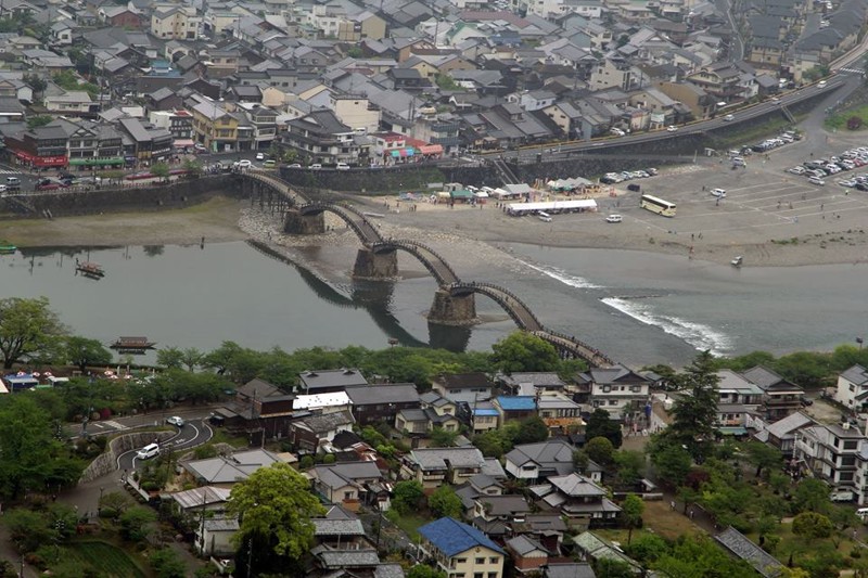 Город Ивакуни и мост Парчовый пояс в Японии