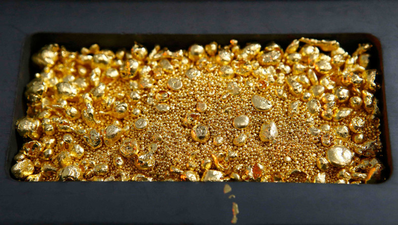 3. Золотые гранулы, из которых выплавляют слитки.