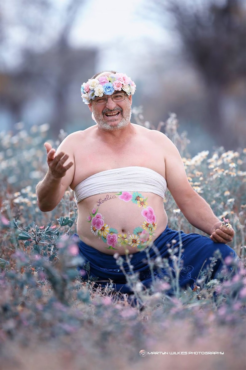 Отец двух детей с «пивным пузиком» устроил пародию на типичную фотосессию беременных