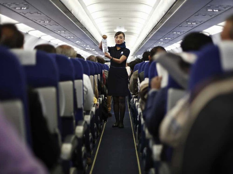 Сотрудники авиакомпаний вымещают злость на пассажирах