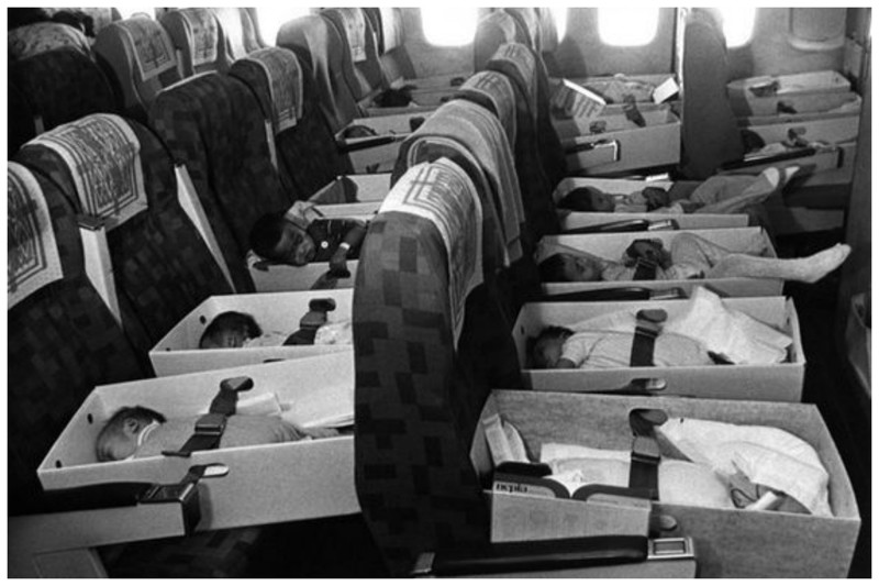 Детей, осиротевших после гибели их родителей во время войны во Вьетнаме, транспортируют в США, 1975 год. Операция называлась  babylift.