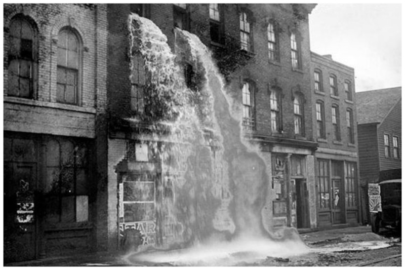 Нелегальный спирт выливают во время сухого закона, Детройт 1929