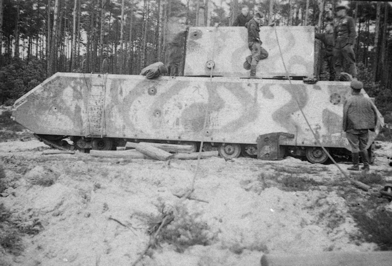 В таком виде был обнаружен на стрельбище первый опытный образец танка. Видны следы от попадания снарядов в борт корпуса и макет башни