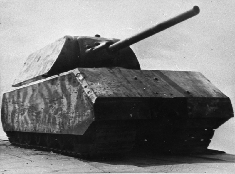 Немецкий сверхтяжёлый танк на НИАБТ Полигоне. Кубинка, 1946 год