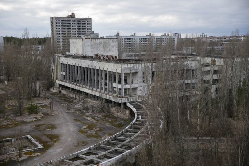 7. Вид на заброшенный город Припять виден вблизи Чернобыльской АЭС в Украине
