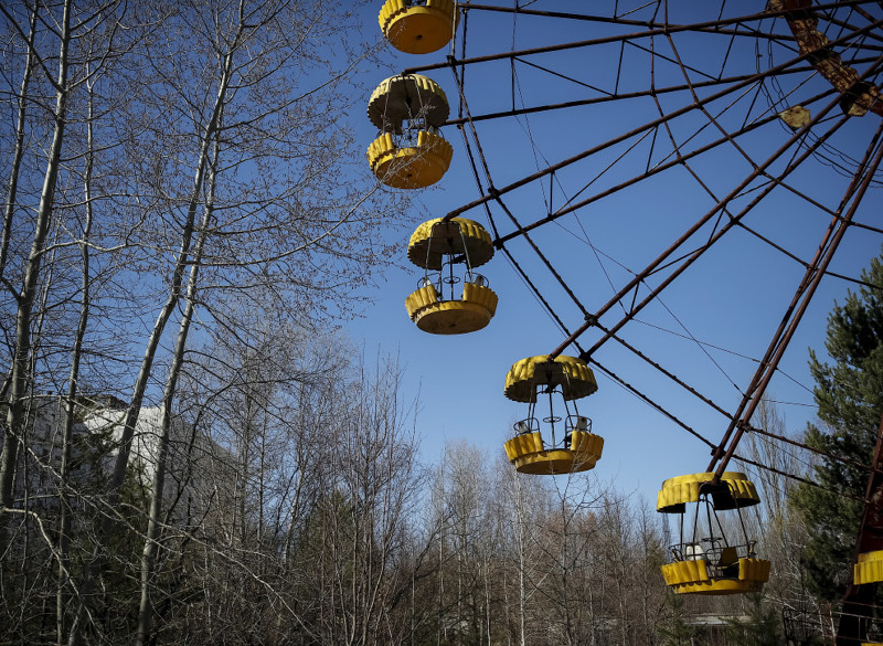 21. Бывший парк развлечений в Припяти. Так выглядит территория недалеко от Чернобыльской АЭС 31 лет спустя.