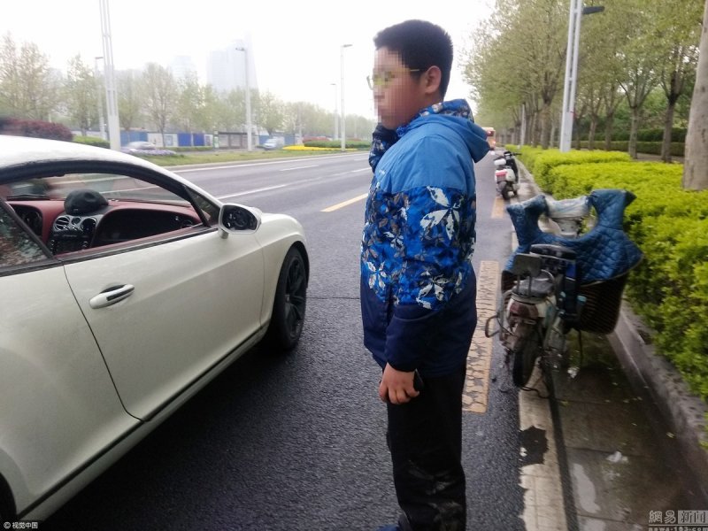 В Китае школьник на скутере врезался в Bentley