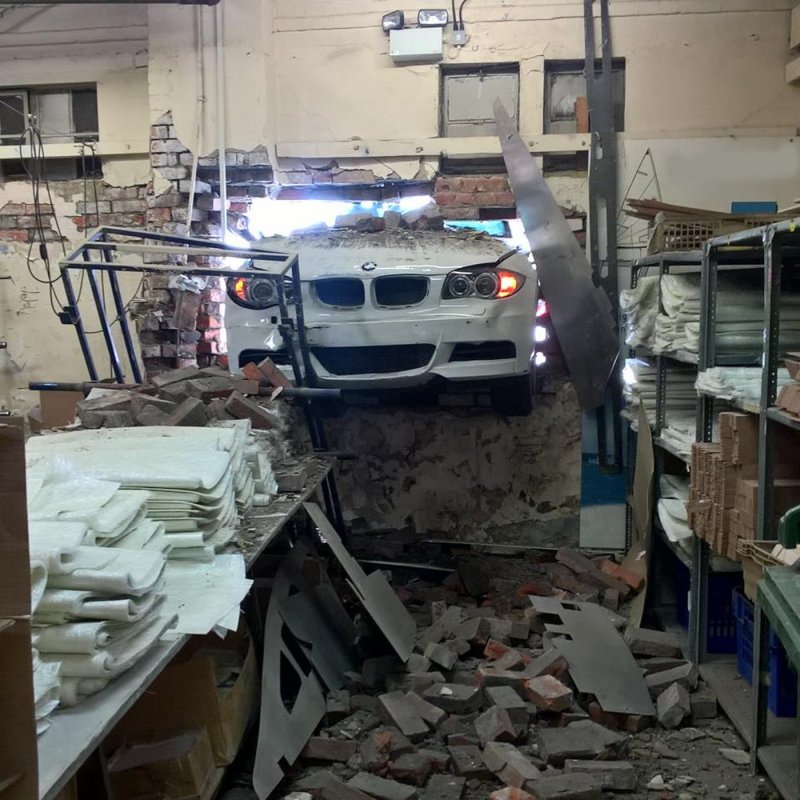 BMW пробил кирпичную стену и застрял