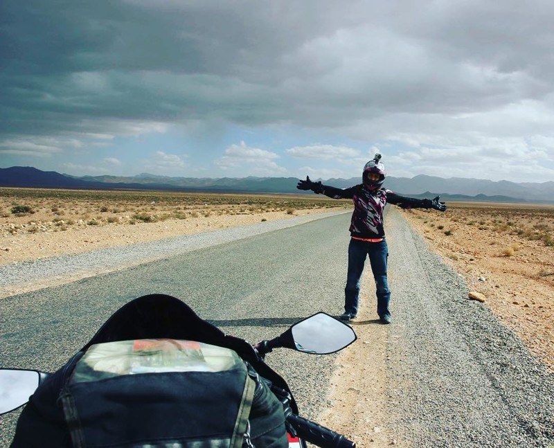 Канадка рассталась с парнем и путешествует по миру на мотоцикле