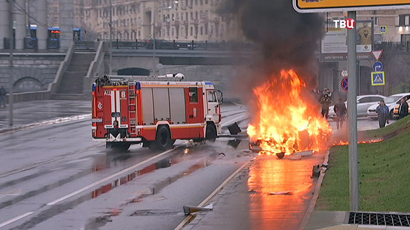 В Москве Maserati на огромной скорости врезался в столб и сгорел