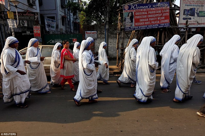 Католические монахини из Миссии милосердия шествуют по улицам Хайдарабада