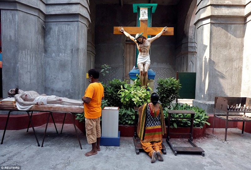 В Калькутте христиане молятся перед статуей распятого Христа