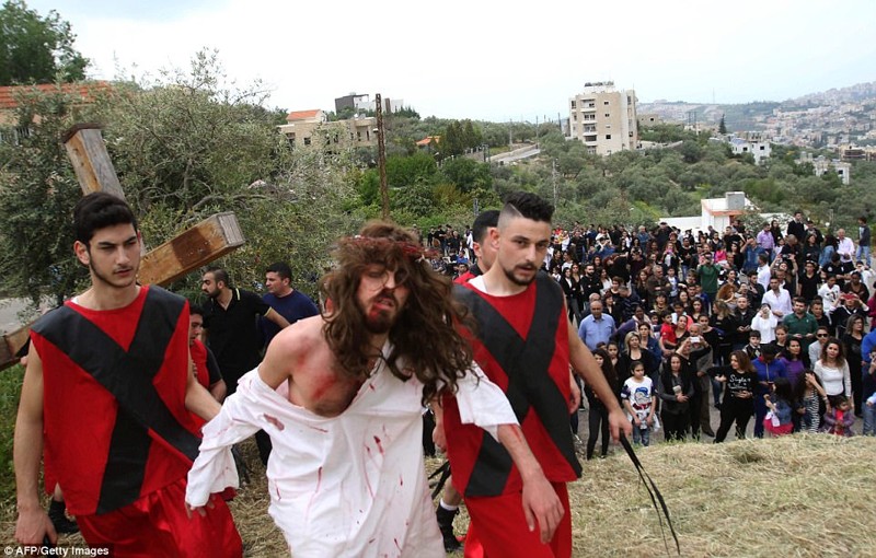 В Ливане много христиан - они составляют 40 процентов населения страны, уступая только мусульманам, которые составляют 54 процента