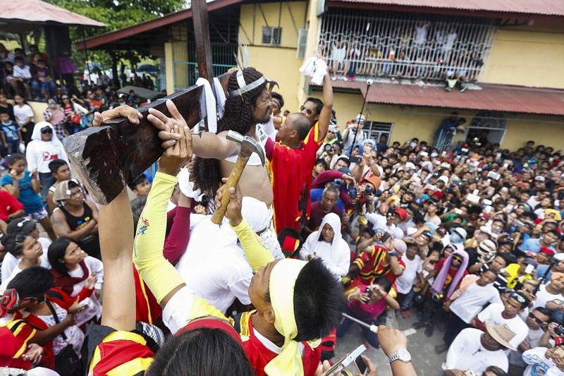 Местные католические священники и представители здравоохранения давно призывают филиппинцев отказаться от этой традиции, но верующие с ними не согласны