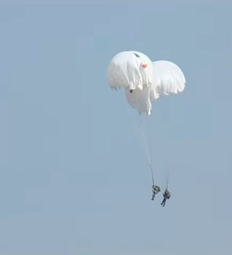 Спасая товарища, рядовой Дмитрий Страчук «взял» его под купол своего парашюта