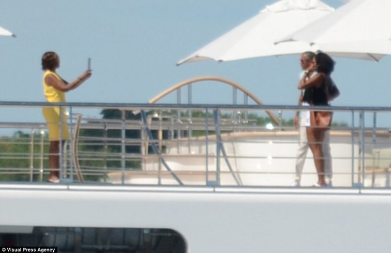 Мишель и Барак Обама позируют фотографу на верхней палубе роскошной яхты музыкального магната и миллиардера Дэвида Геффена.