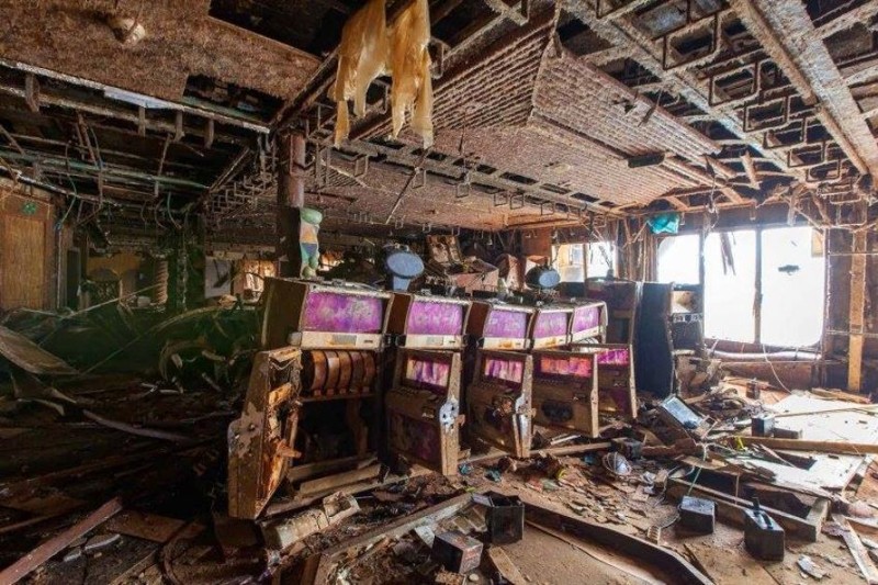 Здесь располагалось казино, должно быть, за этими игровыми автоматами сидели люди во время крушения...