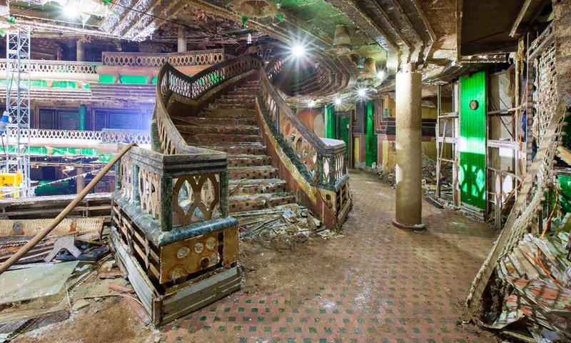 Удивительная лестница с мраморной отделкой все еще на месте 