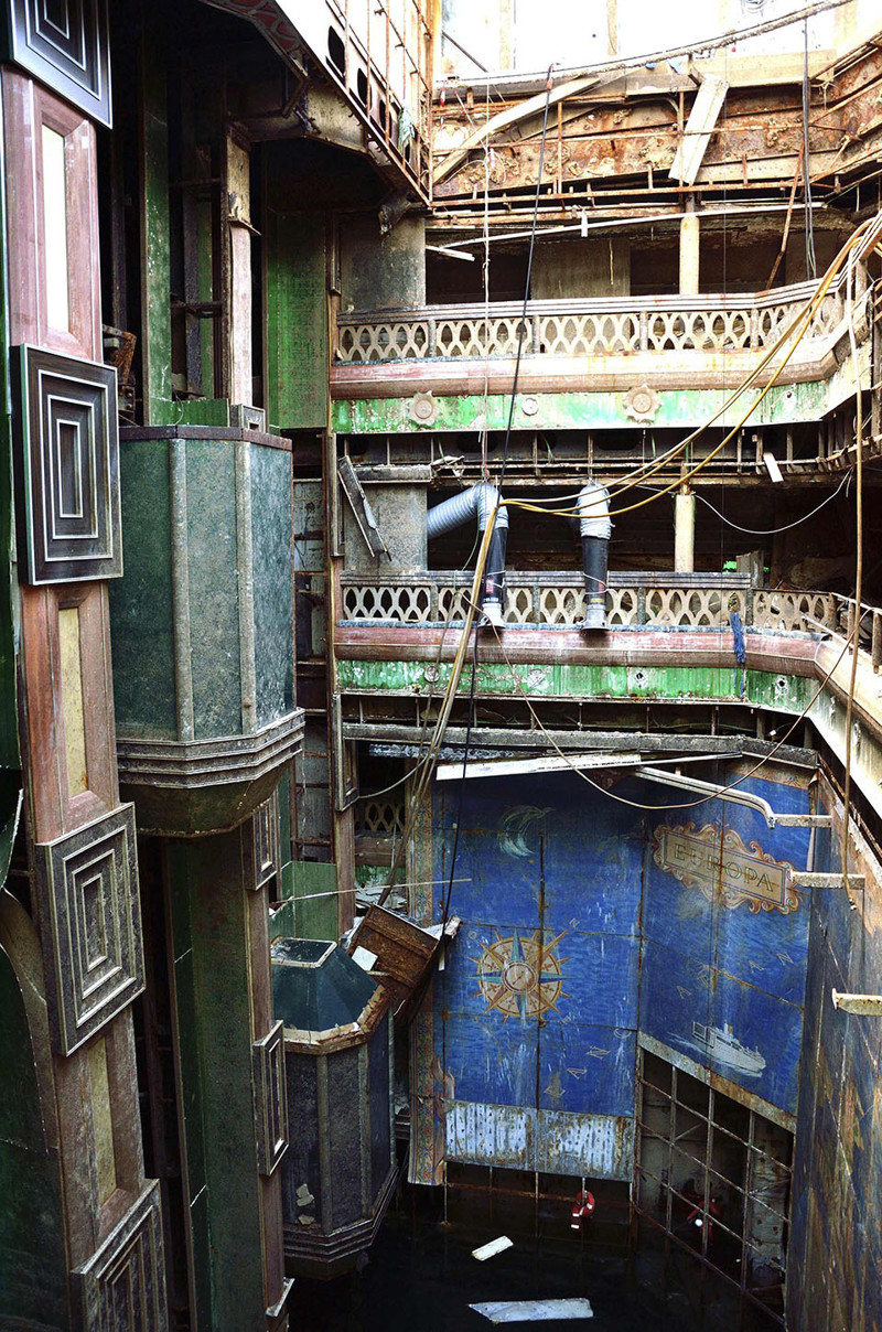 Часть гигантского лифта погружена под воду