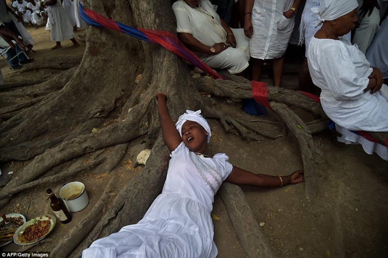 Женщина, "одержимая духом" на фестивале вуду в Гаити. Люди верят в то, что пока дух в ее теле, с ним можно пообщаться