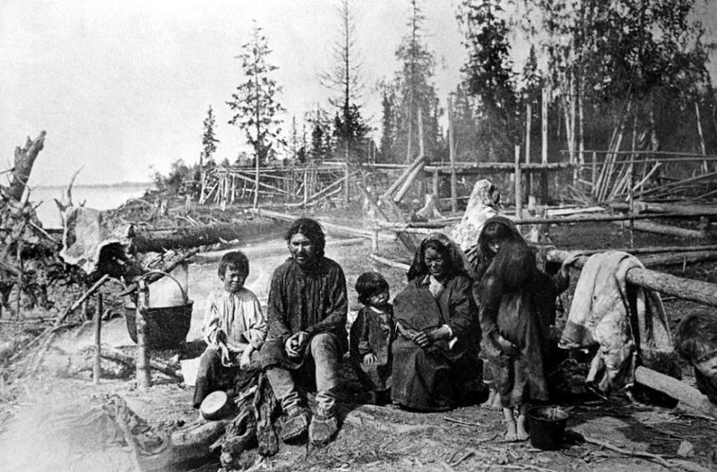 Семья вогула в Кучи-пауле на р. Сосьве  1909–1910