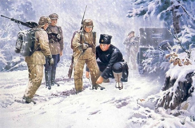 Ким Ир Сен завязывает шнурок бойцу. Пальцы у бойца замёрзли и он сам завязать не мог.