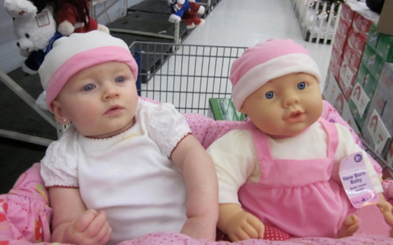 Кажется, девочка немного обеспокоена тем, что в магазине нашлась ее сестра-близняшка
