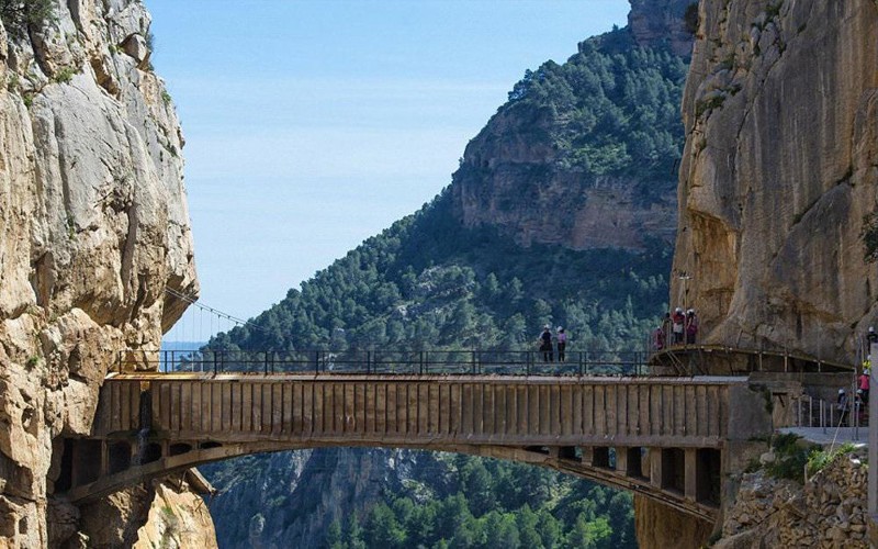 Одна из самых популярных туристических достопримечательностей Испании, El Caminito del Rey Path, проходит через ущелье Гаитанес в провинции Малага, и с нее открываются потрясающие виды 