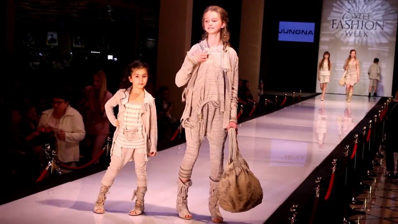 Современная детская одежда все чаще копирует взрослые тенденции стиля и моды. 