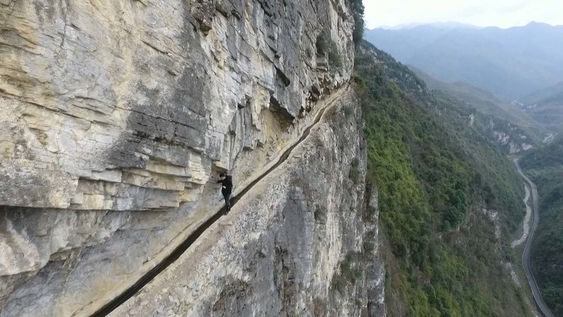 Китаец потратил 36 лет на рытье канала на склоне горы
