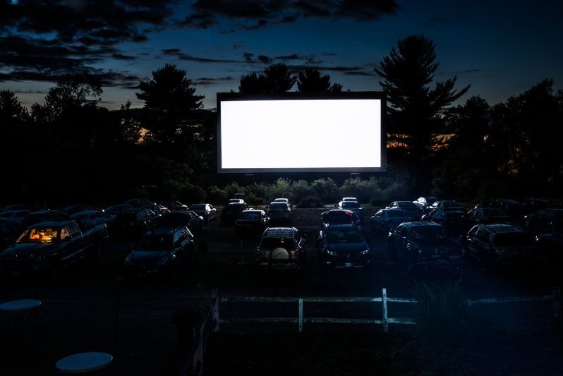 Автомобильные кинотеатры в американских городках