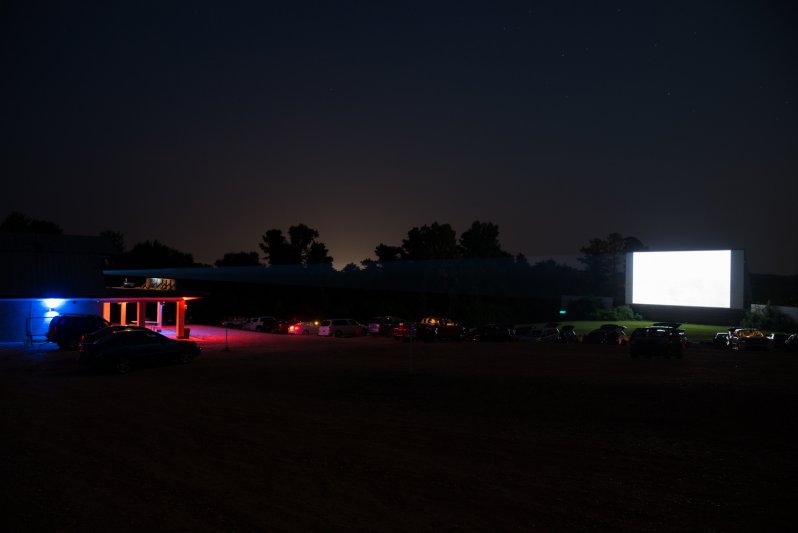 Автомобильные кинотеатры в американских городках