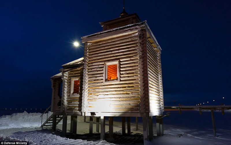 На территории военной базы была построена небольшая деревянная церковь