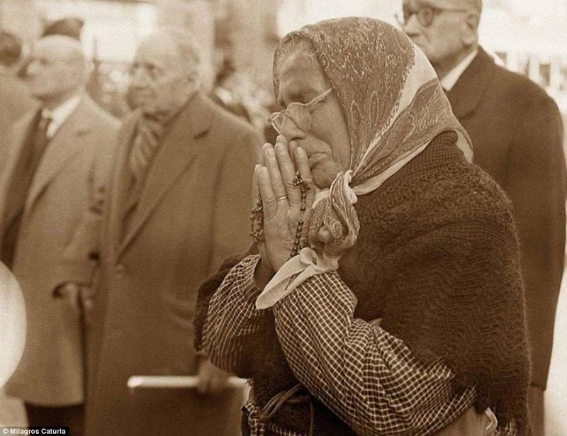 "В момент молитвы". Женщина, запечатленная в динамическом изображении. Из уникальной коллекции