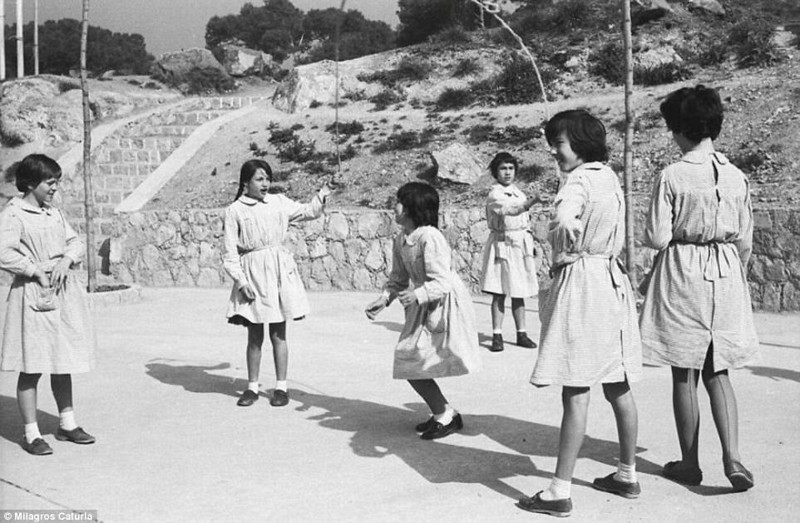 "Простые радости жизни" Школьницы, весело резвящиеся на солнце, играя со скакалкой во время каникул
