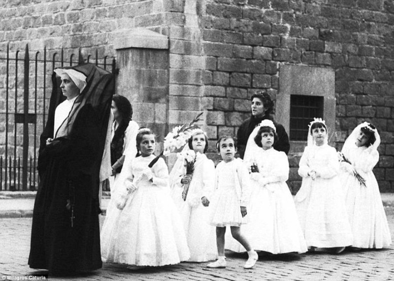 "Победа!" Группа девочек в платьях и монахи во время прогулки