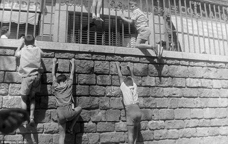 "Подрастающее поколение" Группа мальчиков оккупирует огражденную каменную стену