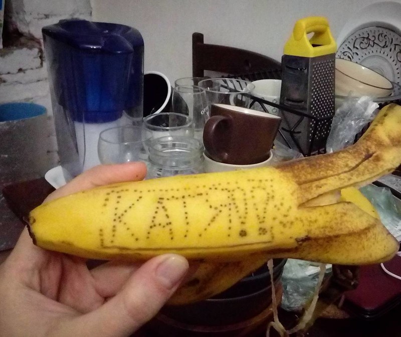 Он сделал для нее именной банан