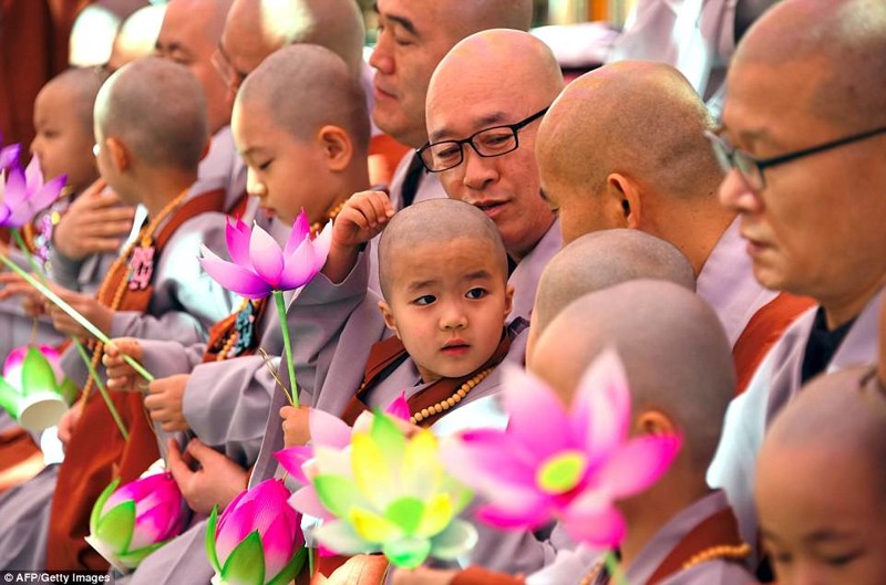 Юные монахи со своими учителями после процедуры обривания головы