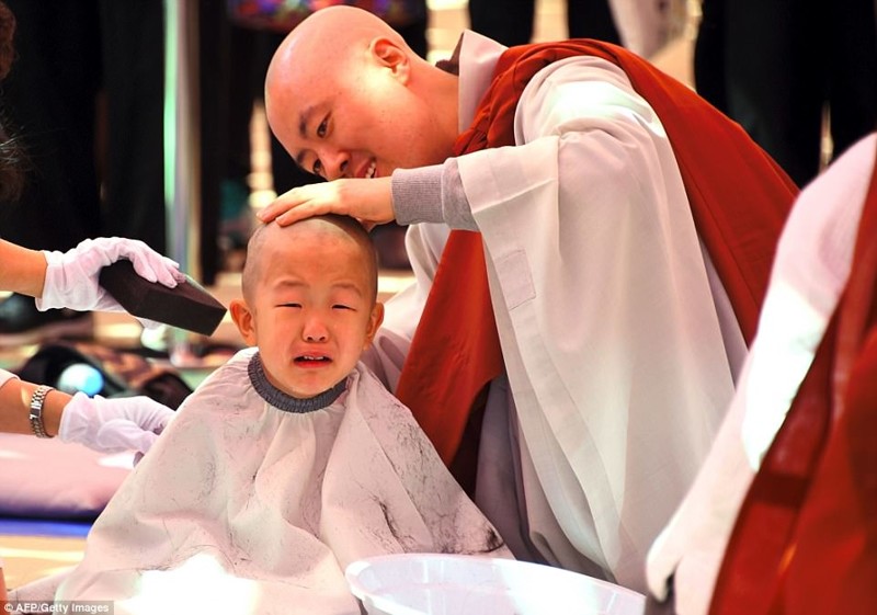Когда Будда покинул свой дворец, чтобы жить жизнью нищего, он первым делом начал брить голову. Сегодня буддийские монахи продолжают данную практику как акт преданности и знак того, что они отвергли материалистическую жизнь в пользу духовной