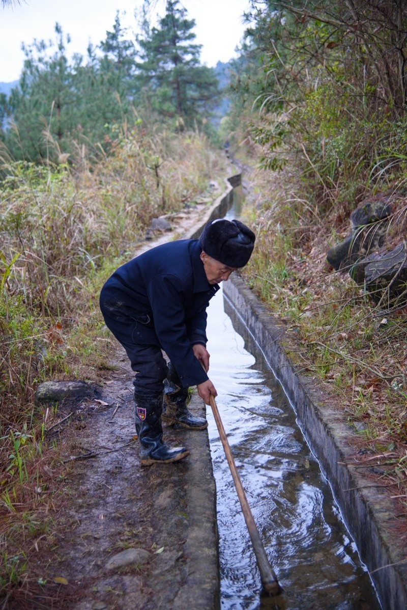 Терпение и труд: Китаец вырыл 10-километровый канал для родной деревни