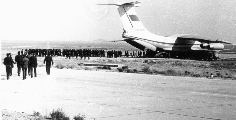 На фото выгрузка советских военных специалистов из самолёта Ил-76 ВТА СССР. Сирия. 1984 год.