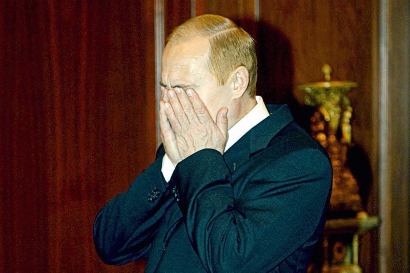 Президент РФ Владимир Путин после получения известия об освобождении заложников «Норд-Оста», Москва, 26 октября 2002 года.