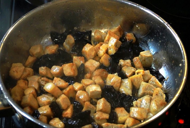 Добавляем к мясу порезанный чернослив, перемешиваем и жарим 2-3 минуты, чтобы чернослив пропитался жирком и отдал аромат мясу