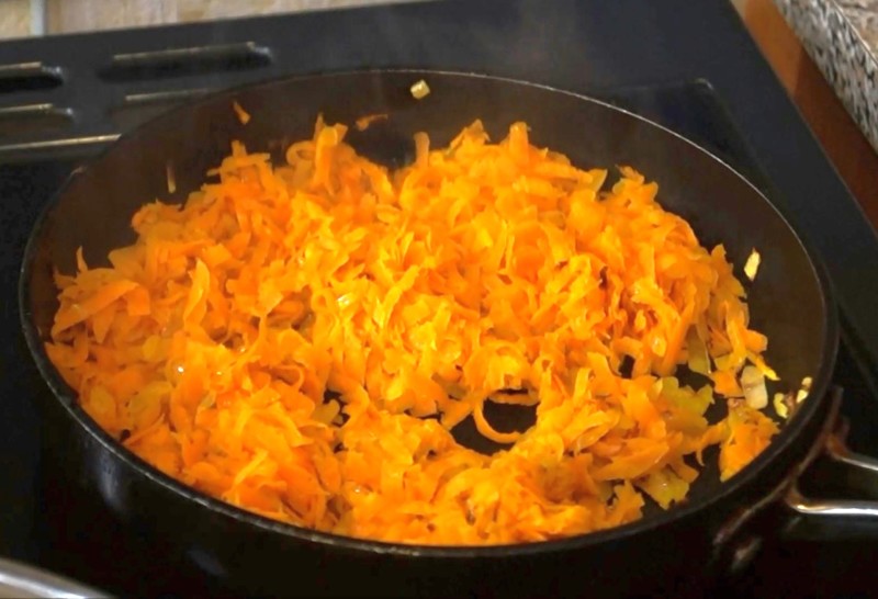 На сковороде обжариваем лук и морковь до готовности